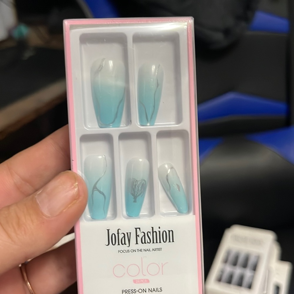 Press on nails
